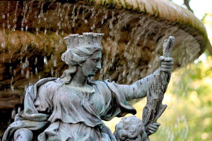 Neptune fountain detail