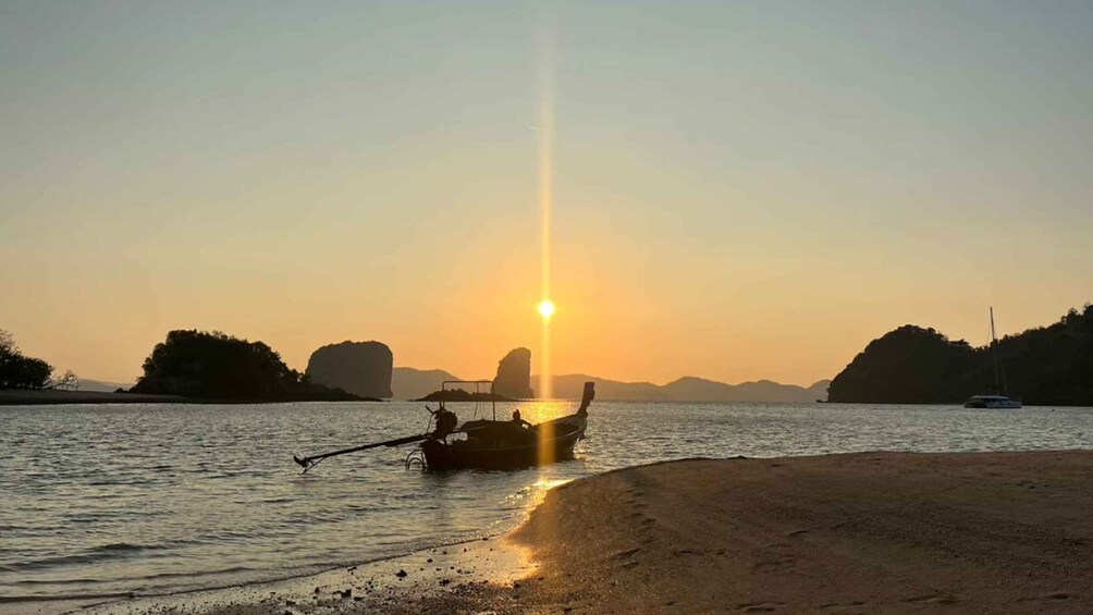 Krabi: Hong Island Sunset Tour and BBQ Dinner