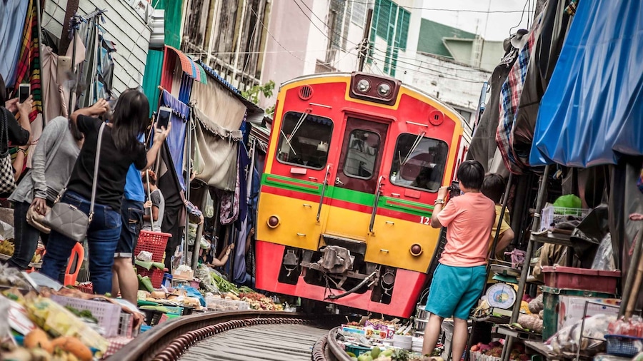 Bangkok: Damnoen Saduak, Train Market & Mahanakhon Day Trip