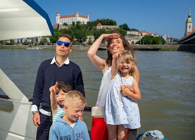 Bratislava: Sightseeing Bus Tour and City Cruise