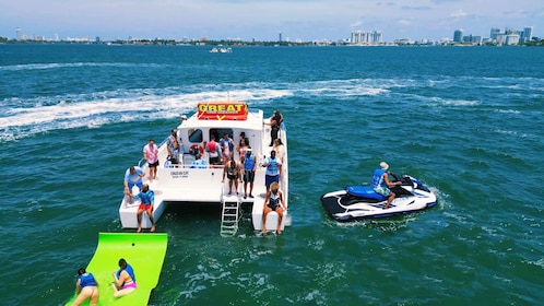 Miami : Croisière en catamaran avec forfait sports nautiques et fête