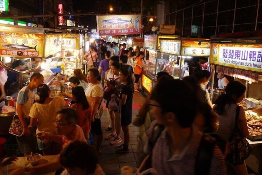 Local Favorites: Taiwan Night Market Food Tour in 2 hours