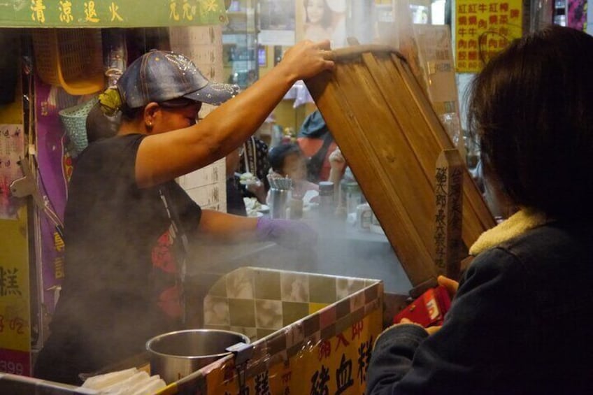 Local Favorites: Taiwan Night Market Food Tour in 2 hours
