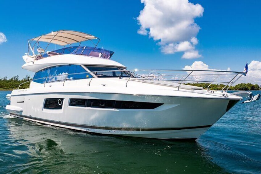 52-feet All Inclusive Flybridge Yacht Rental in Miami 