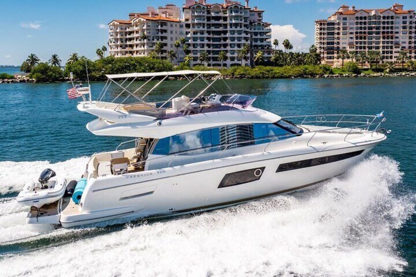 52-feet All Inclusive Flybridge Yacht Rental in Miami 