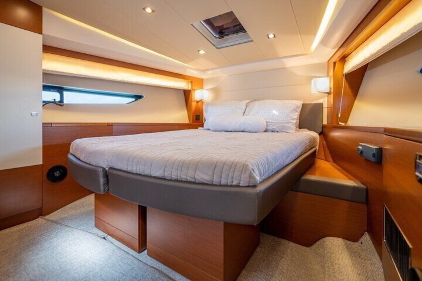 52-feet All Inclusive Flybridge Yacht Rental in Miami 