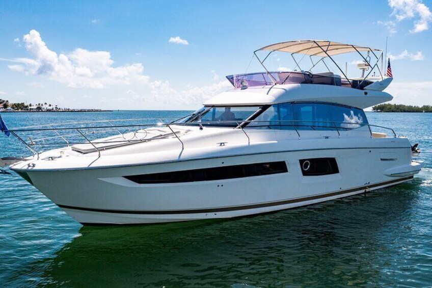 52-feet All Inclusive Flybridge Yacht Rental in Miami 