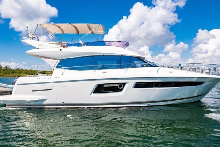 52-feet All Inclusive Flybridge Yacht Rental in Miami 