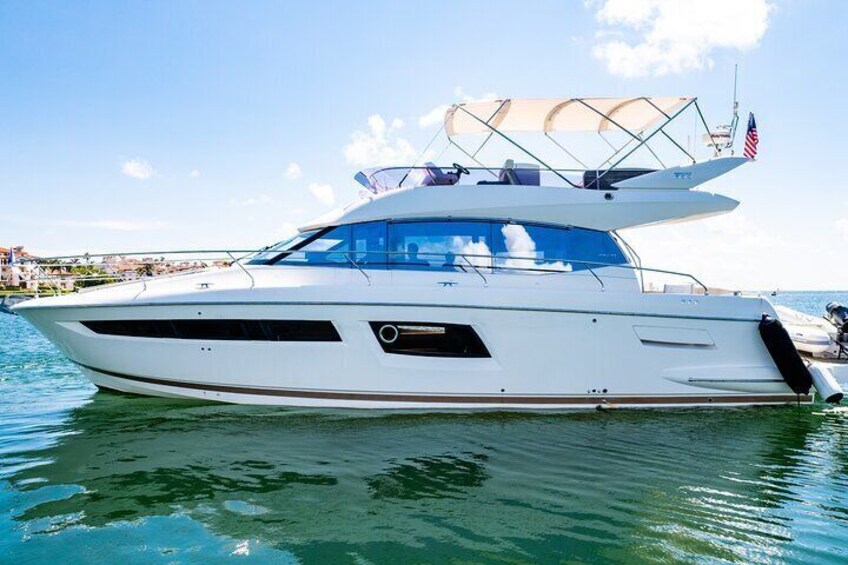 52-feet All Inclusive Flybridge Yacht Rental in Miami 