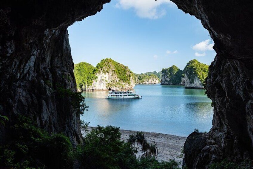 Day Tour Serenity Cruise at Lan Ha Bay from Hanoi, Hai Phong