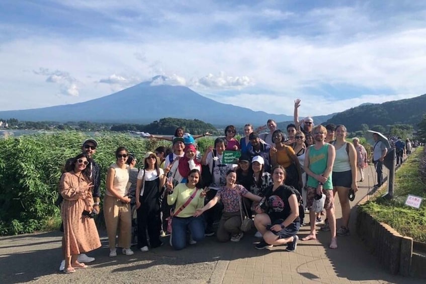 Shinjuku: Guided Full-Day Mount Fuji Bus Tour