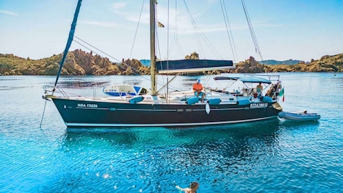 Da Santa Teresa: Tour in barca a vela in Corsica con pranzo