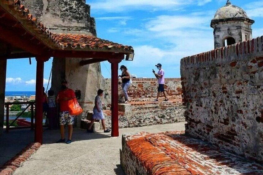 Tour in Chiva 5 hours through the City of Cartagena