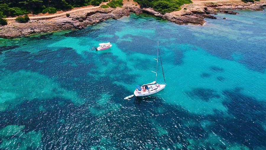 Alghero: Sailboat excursion in Porto Conte bay w/ Lunch