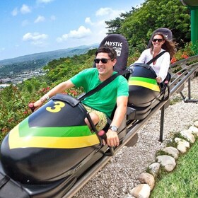 Bobsled por la selva tropical Excursión a la Montaña Mística fr Montego Bay