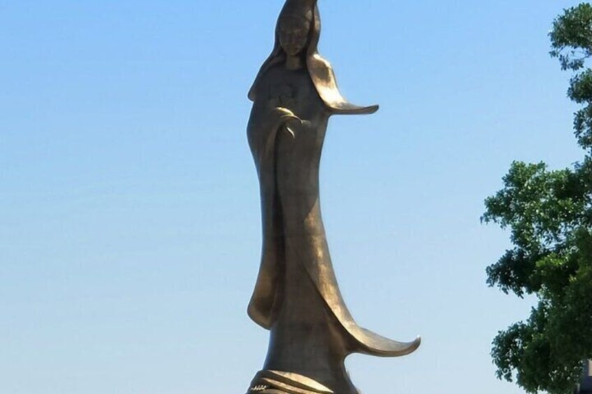 Statue of Kum Iam