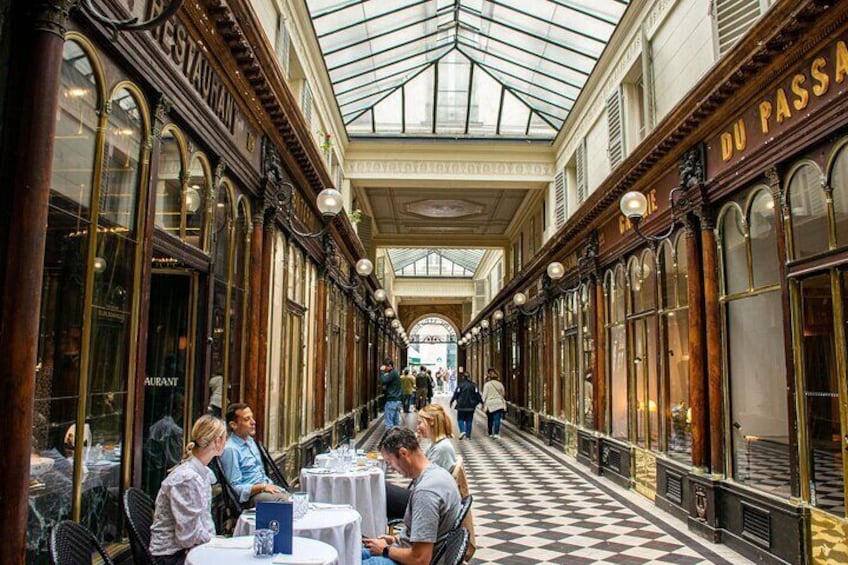 Shared Guided Tour on the Parisian Passageways