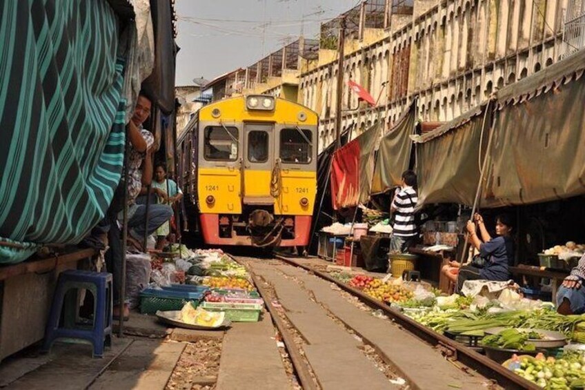 VIP Private Tour 
Damnoen Saduak+ Amphawa + Mae Klong Railway