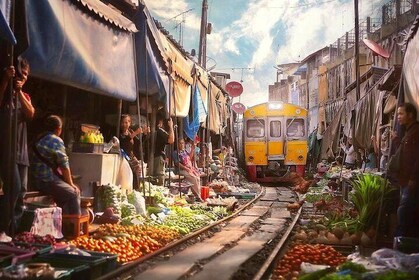 VIP Private Tour Damnoen Saduak+ Amphawa + Mae Klong Railway