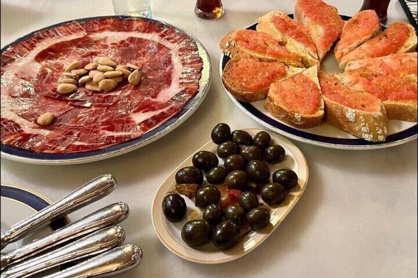 Experience Private Tapas and Wine Tour in Madrid