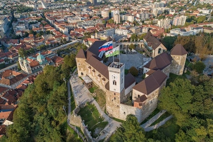 Ljubljana: Biljett till slottet med valfri tur med linbana