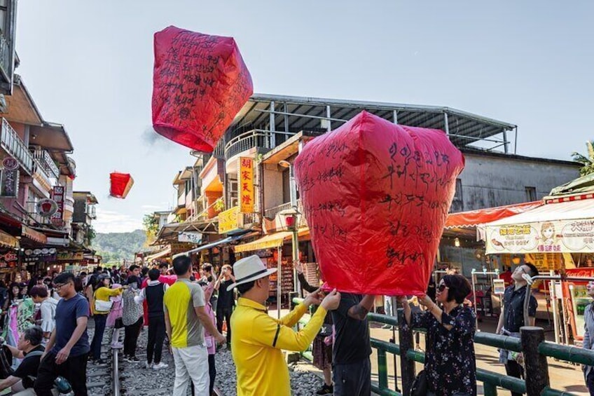 Make a wish on lantern in Shifen Old Street. 