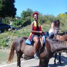 Paseo a caballo y natación en Chukka desde Montego Bay