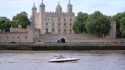 London: 2 hour private luxury yacht hire on the River Thames