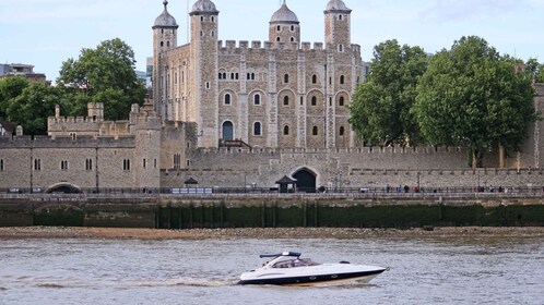 London: 2 hour private luxury yacht hire on the River Thames