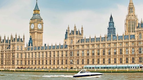London: 2 hour private luxury Thames boat cruise / hire