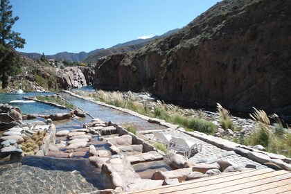 Día en el balneario termal de Cacheuta frente al río Mendoza