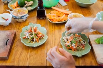 Lección práctica de cocina vietnamita en grupos pequeños