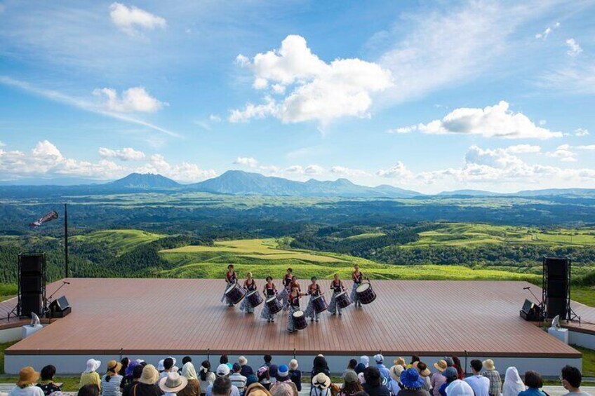 Live performance in the majestic nature of Aso