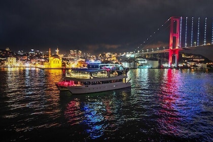 Halbtägige Luxusyacht-Dinner-Kreuzfahrttour bei Sonnenuntergang in Istanbul