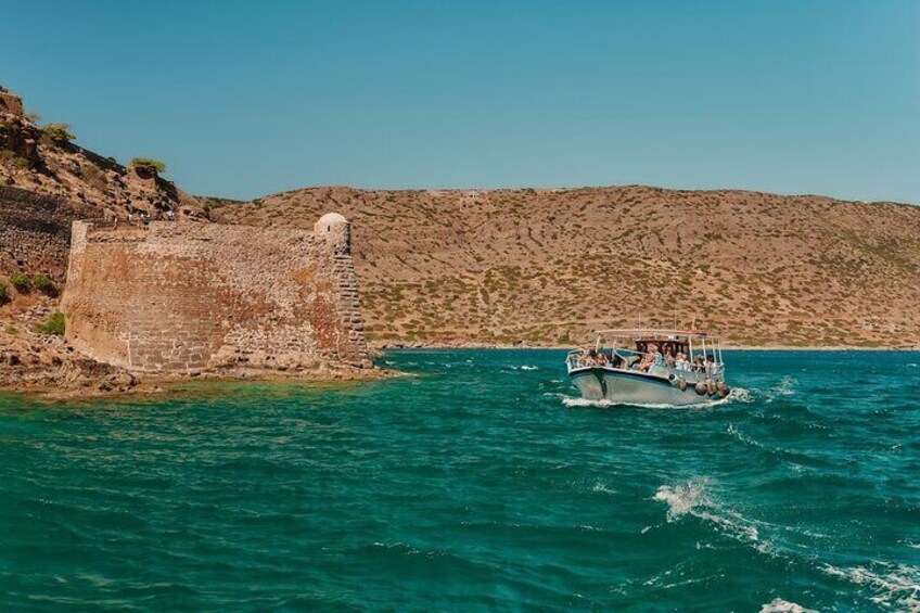 Elounda: Spinalonga Prof. Guided Boat Tour w/ BBQ + Swimming