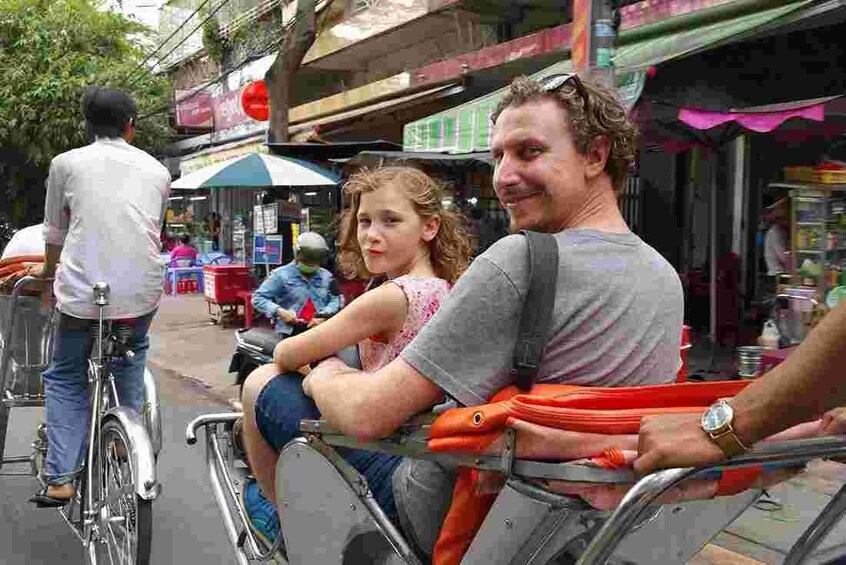 Guided Street Food Tour by Cycle Rickshaw with Samples