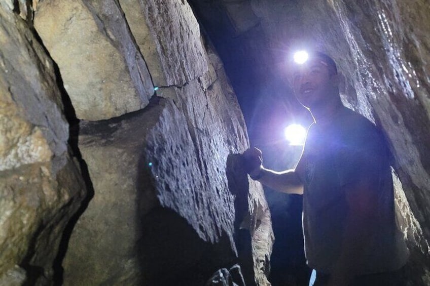 Private Nottawasaga Bluffs Caves Hiking Tour,Collingwood/Creemore