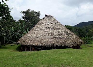 Besuch im indigenen Dorf Embera