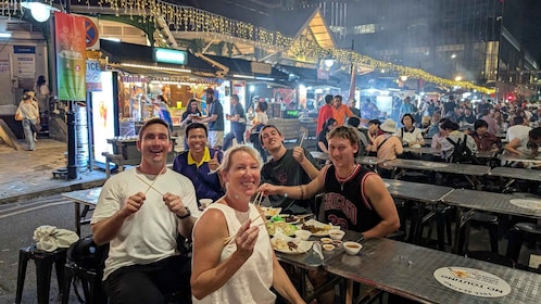Singapore: Guided Street Food Tour at Night