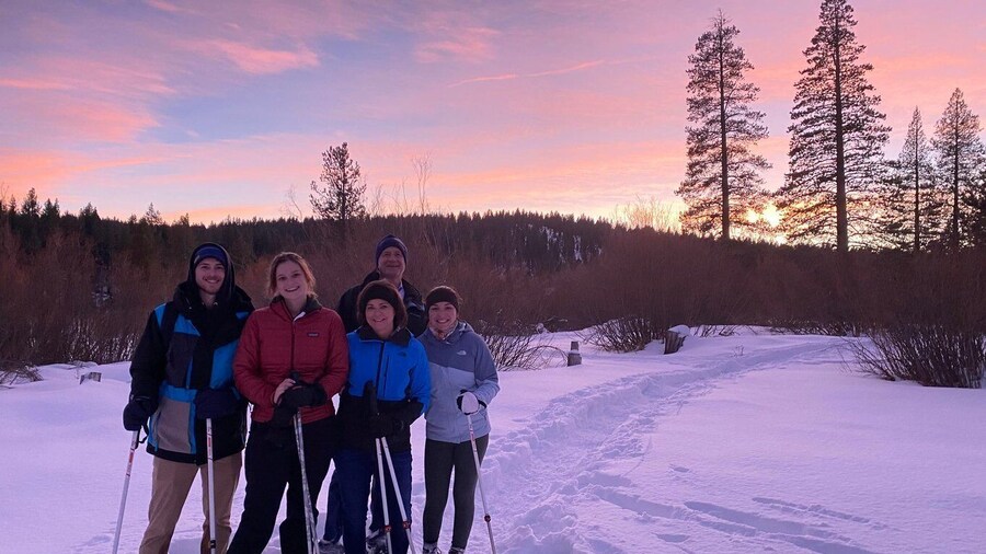 Lake Tahoe: Sunset Snowshoe Trek with Hot Drinks and Snacks