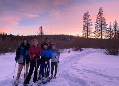 Lake Tahoe : Sunset Snowshoe Trek avec des boissons chaudes et des collatio...