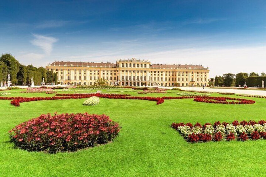 Schonbrunn Palace Fast Track Tour with Guide and Transfers