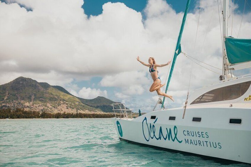 Shared WEST Cruise - Ile aux Benitiers: Full day catamaran cruise