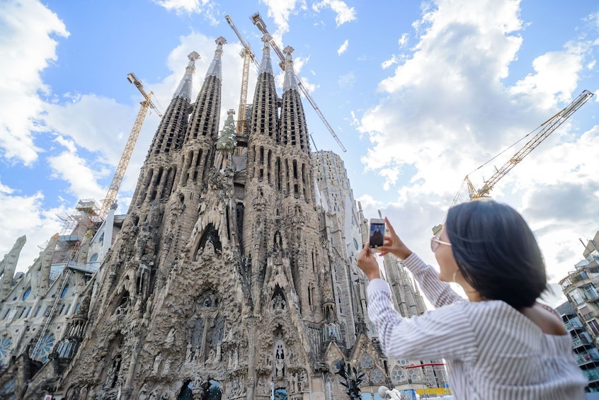 Day Trip from Madrid to Barcelona with Sagrada Familia Visit Included