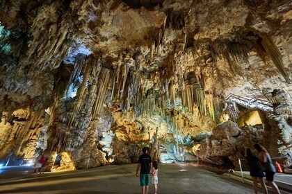 Fra Málaga: Nerja-grotterne, Nerja og Frigiliana dagstur