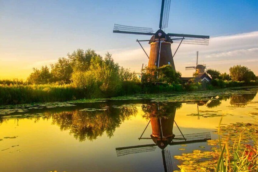 Private tour to Kinderdijk windmills and beautiful city of Delft