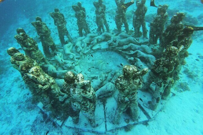 gili meno underwater statue
