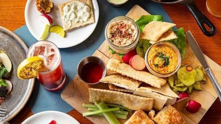 2-Hour Guided Walking Art and Appetizers Tour in Lexington