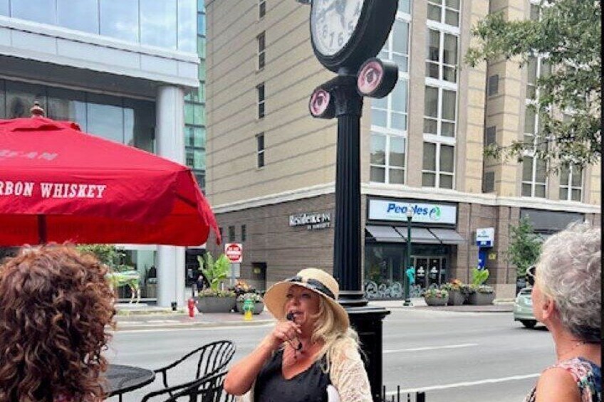 2-Hour Guided Walking Art and Appetizers Tour in Lexington