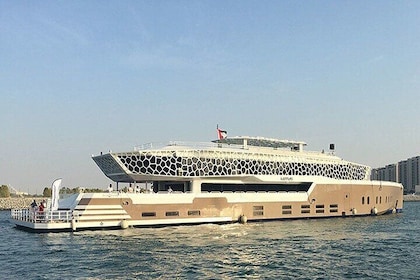 Crociera con cena sul mega yacht Lotus a Dubai